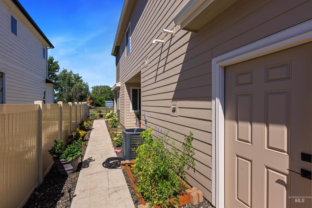 Photo of 349 N Stone Canyon Ln, Star, ID 83669 (MLS # 98994459)
