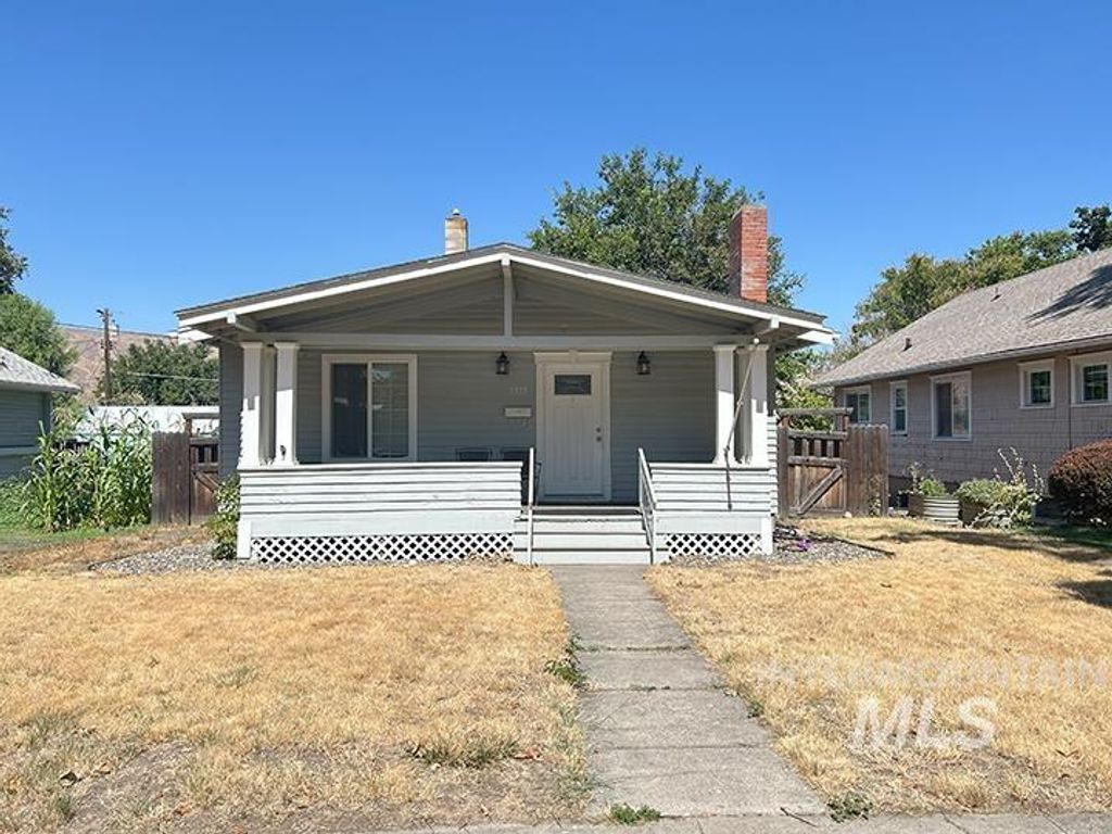 Photo of 1319 9th Ave, Lewiston, ID 83501 (MLS # 98958975)