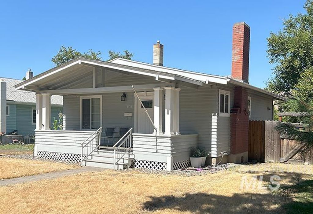 Photo of 1319 9th Ave, Lewiston, ID 83501 (MLS # 98958975)