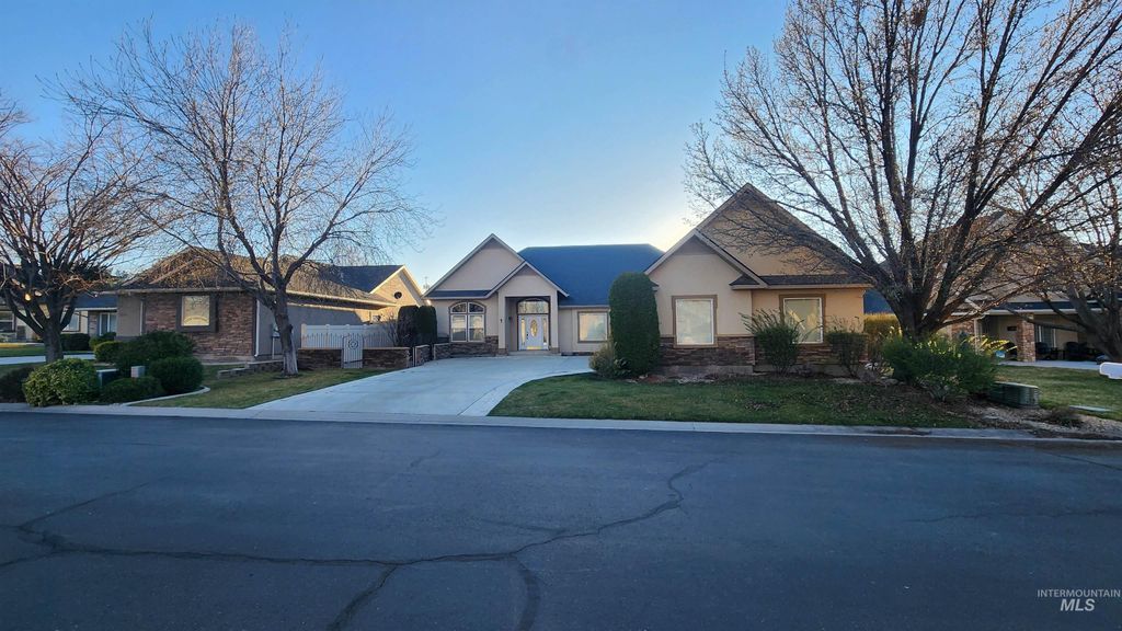 Photo of 1861 Canyon Park Ct, Twin Falls, ID 83301 (MLS # 98978847)