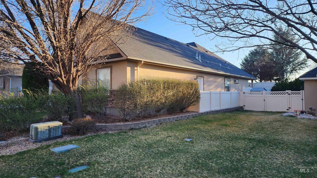 Photo of 1861 Canyon Park Ct, Twin Falls, ID 83301 (MLS # 98978847)