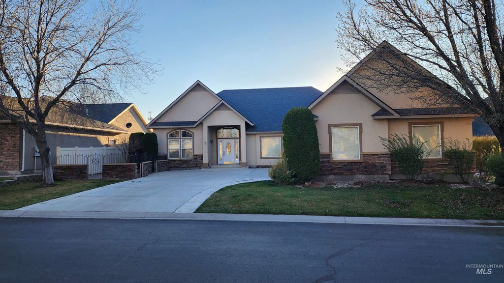 Photo of 1861 Canyon Park Ct, Twin Falls, ID 83301 (MLS # 98978847)