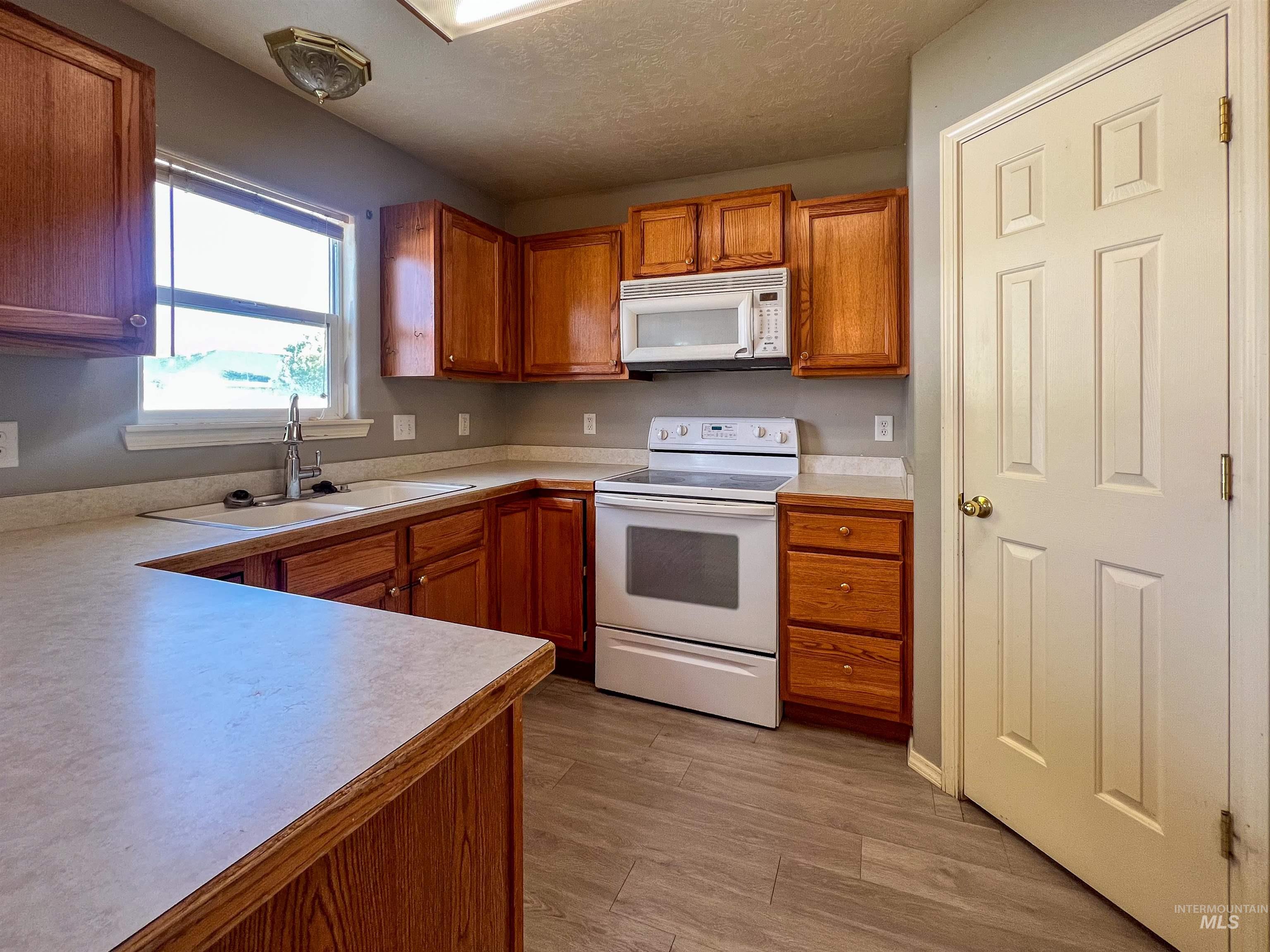 Twin Falls, Idaho 83301, United States, 3 Bedrooms Bedrooms, ,2 BathroomsBathrooms,Residential,Pending,41059