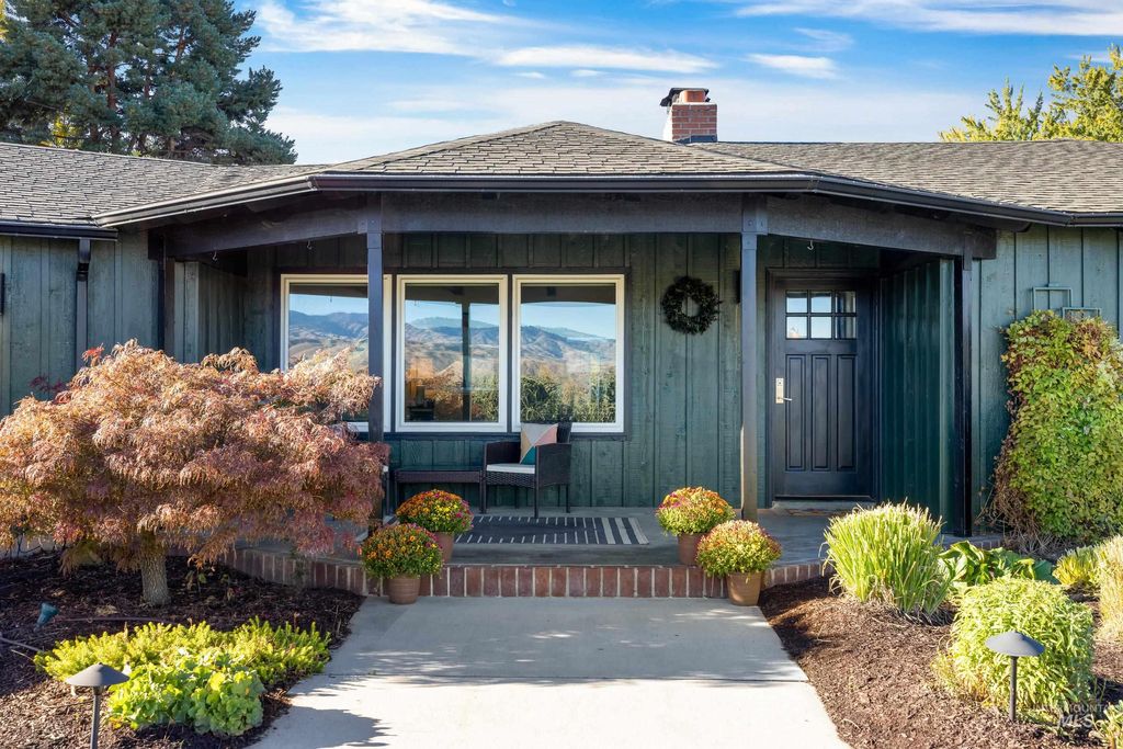 Photo of 4747 N Mountain View Dr, Boise, ID 83704 (MLS # 98978482)