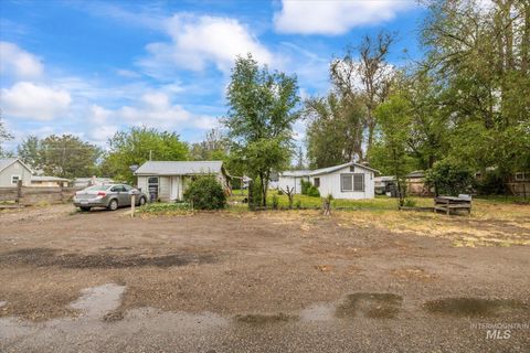 Photo of 218 E Owyhee Ave, Homedale, ID 83628 (MLS # 98967184)