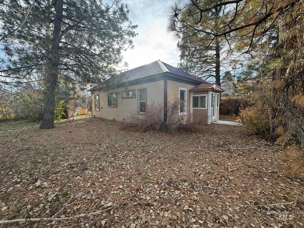 Photo of 232 E Willow Ave, Fairfield, ID 83327 (MLS # 98967064)