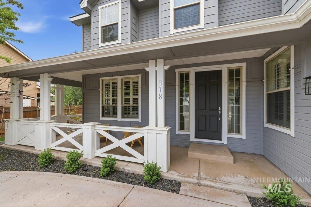 Photo of 918 N Caledonia Place, Eagle, ID 83616 (MLS # 98983447)