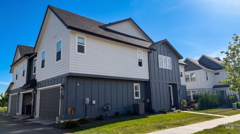 Photo of 205 S Ripplerock Ln, Star, ID 83669 (MLS # 98986135)