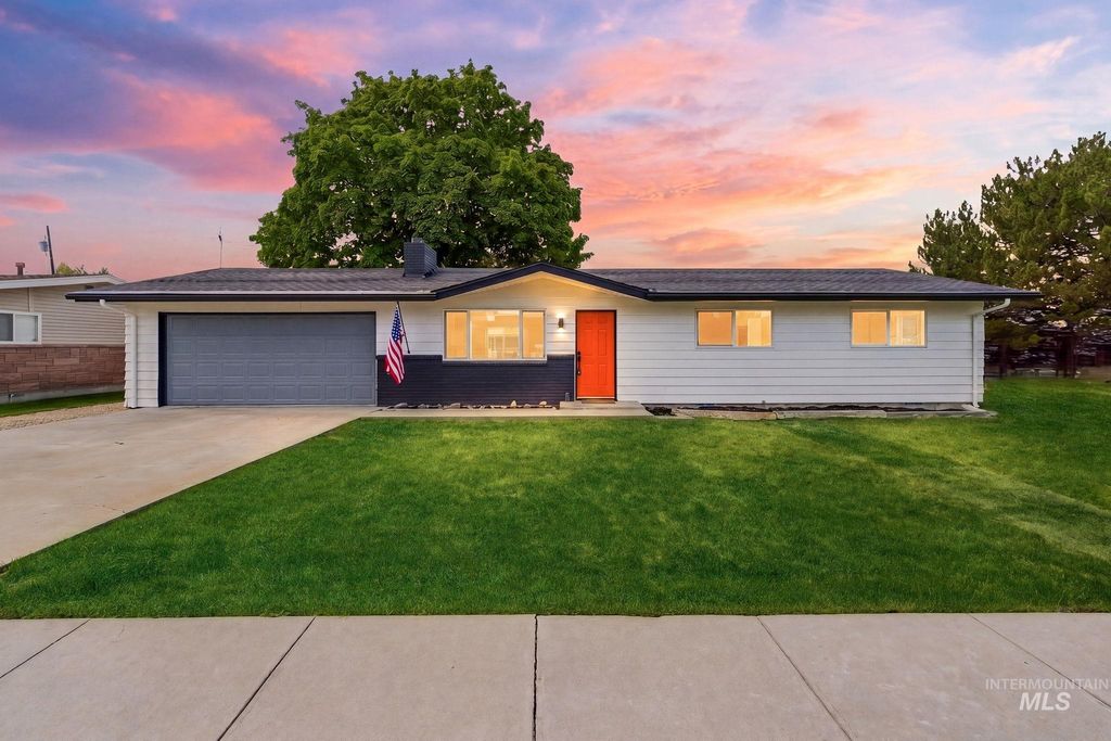 Photo of 203 S Rowena St, Nampa, ID 83686 (MLS # 98984157)