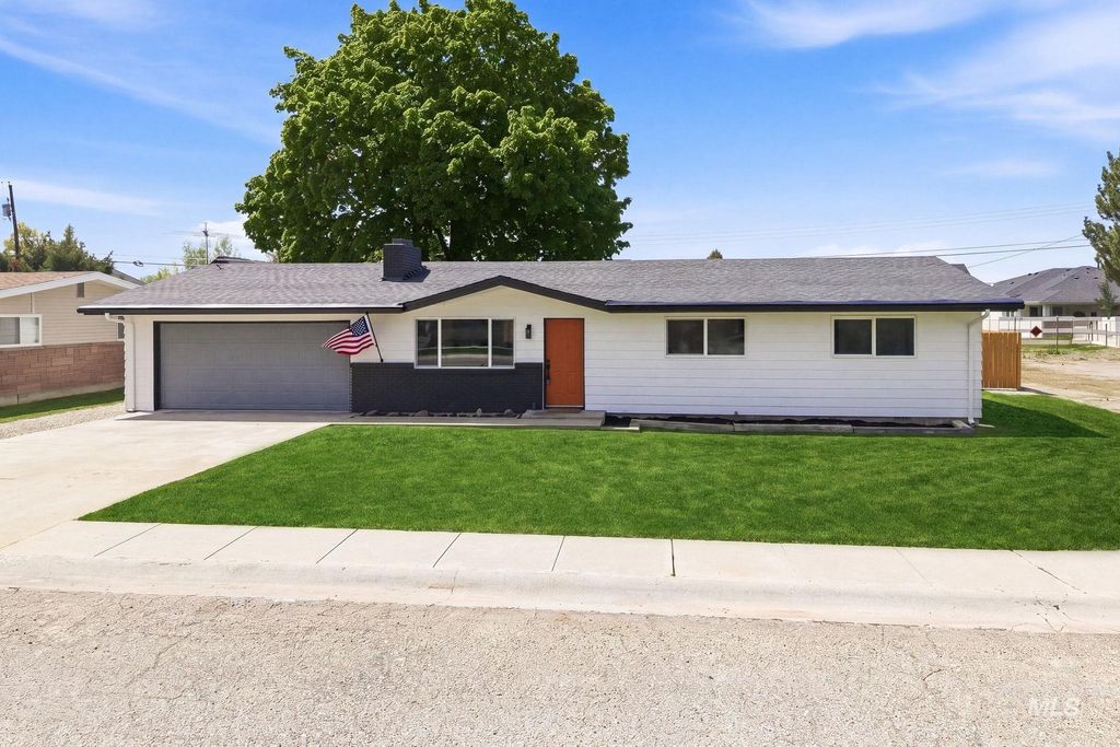 Photo of 203 S Rowena St, Nampa, ID 83686 (MLS # 98984157)
