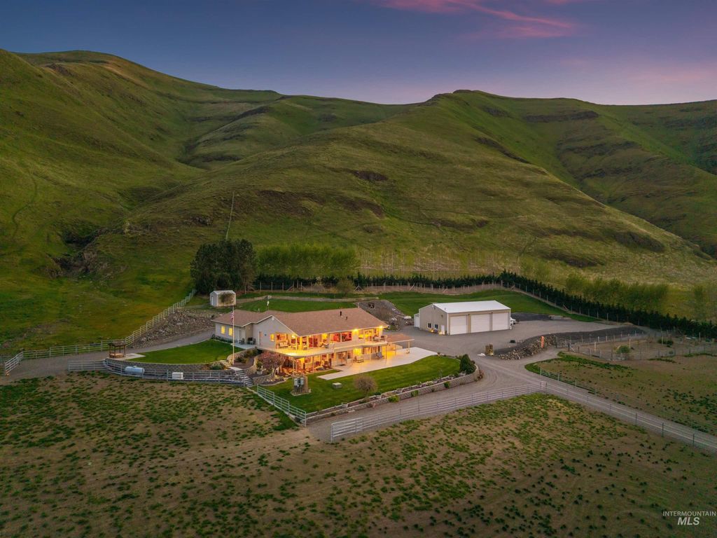 Photo of 11056 Snake River Road, Asotin, WA 99402 (MLS # 98981715)