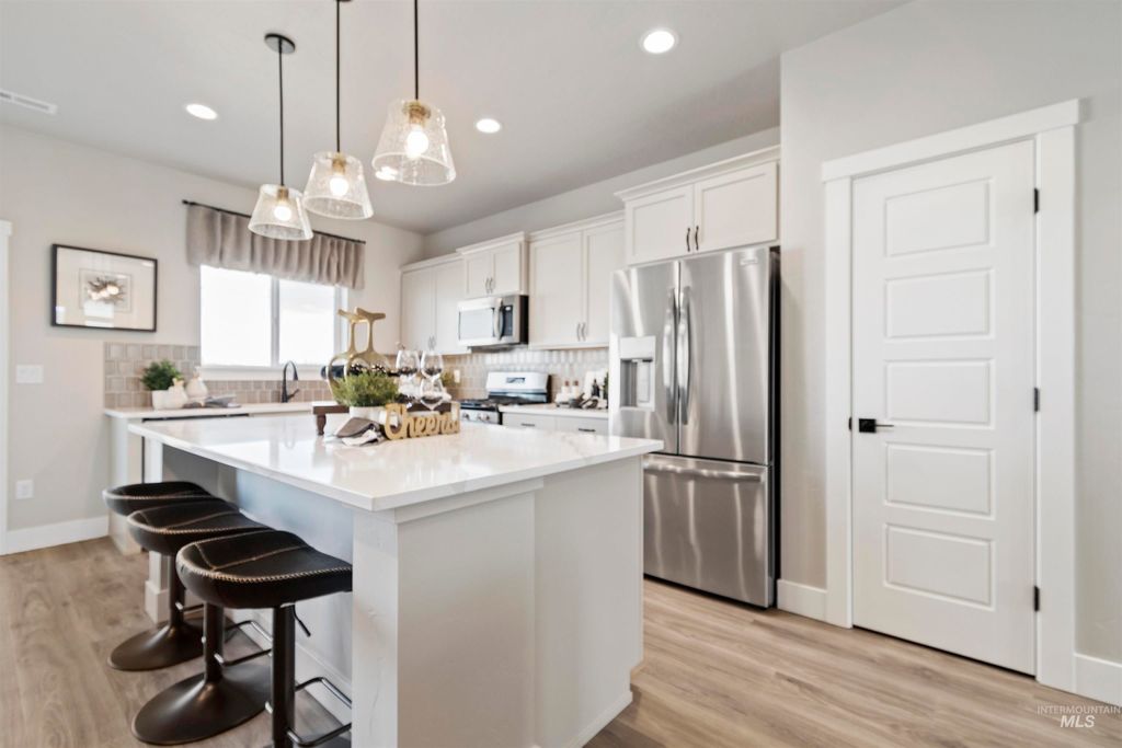 Photo of 1581 SW Silverstone Ave, Mountain Home, ID 83647 (MLS # 98979472)