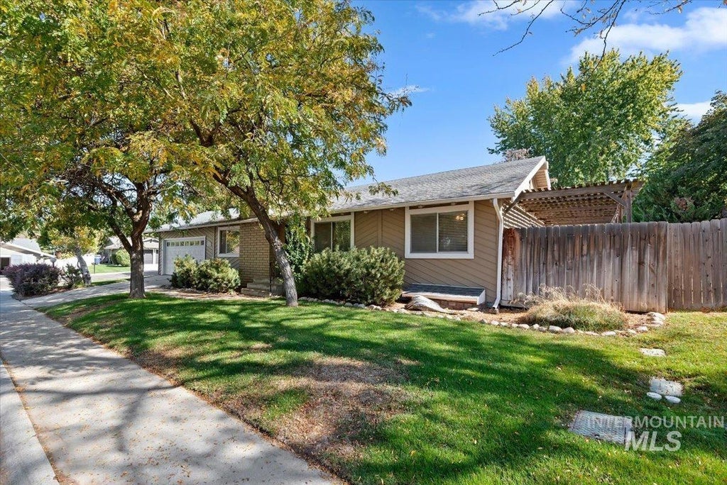 Photo of 826 N Beachwood St, Eagle, ID 83616 (MLS # 99003401)
