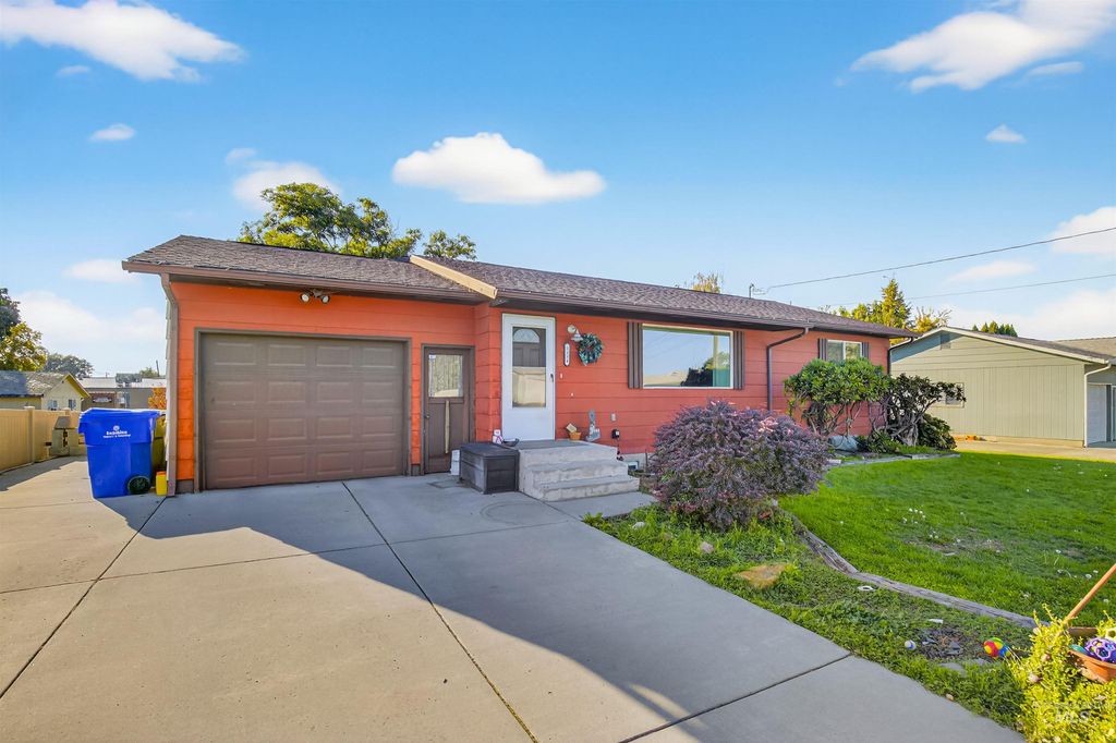 Photo of 3334 11th St C, Lewiston, ID 83501 (MLS # 98962176)