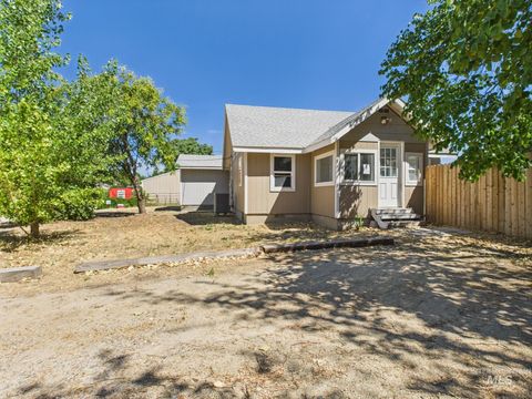 Photo of 421 Hill Ln, Caldwell, ID 83605 (MLS # 98958494)