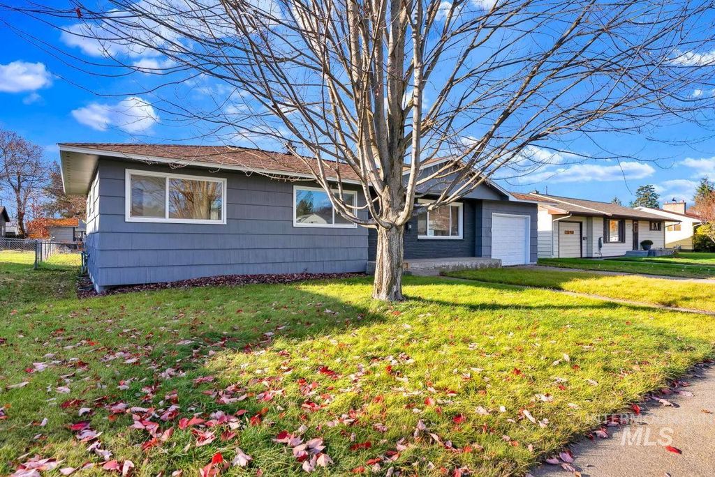 Photo of 2619 N 6th Street, Coeur dAlene, ID 83815 (MLS # 98970042)