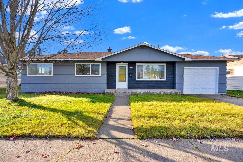 Photo of 2619 N 6th Street, Coeur dAlene, ID 83815 (MLS # 98970042)