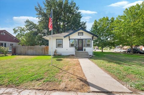 Photo of 1704 Blaine St, Caldwell, ID 83605 (MLS # 98950166)