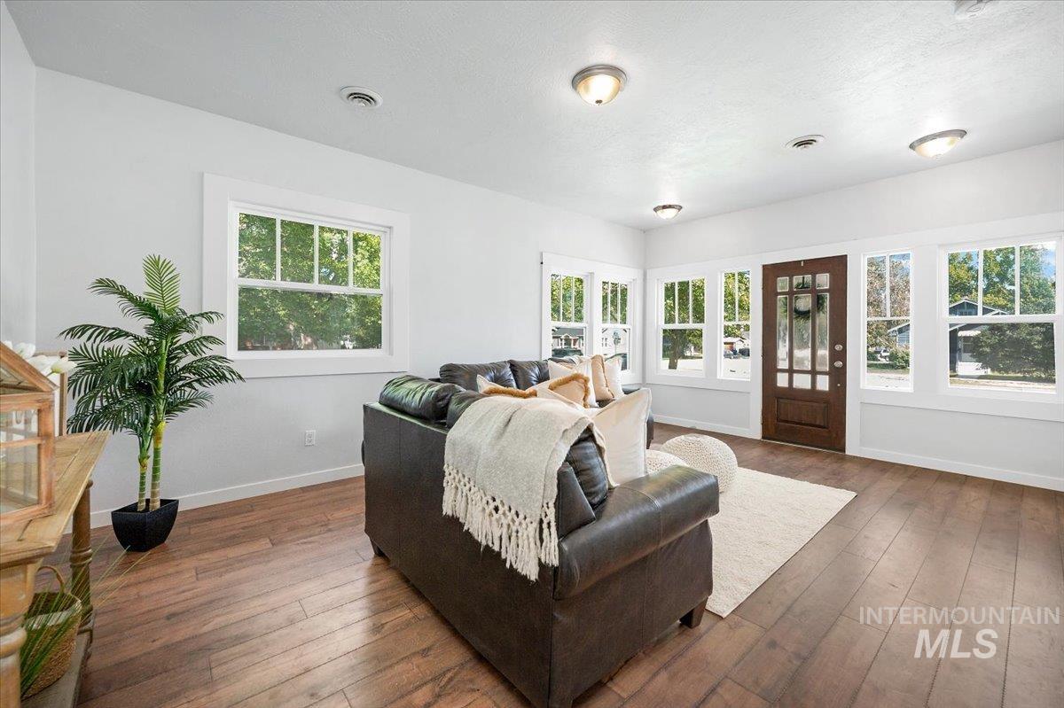 1704 Blaine