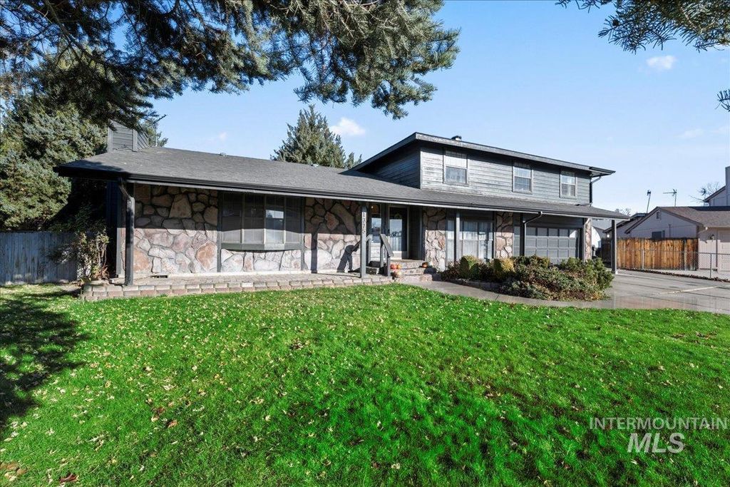 Photo of 1375 Owyhee Dr, Mountain Home, ID 83647 (MLS # 98967316)