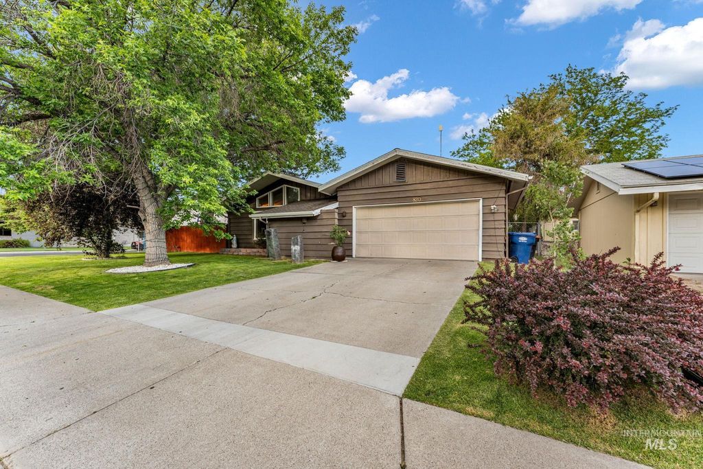 Photo of 820 Meadows Dr, Twin Falls, ID 83301 (MLS # 98978294)