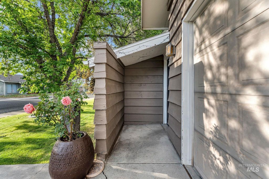 Photo of 820 Meadows Dr, Twin Falls, ID 83301 (MLS # 98978294)