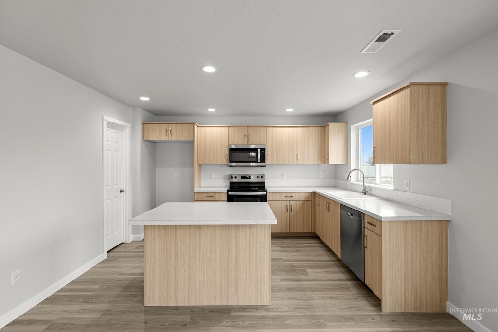 Photo of 896 NE Trailridge St, Mountain Home, ID 83647 (MLS # 98981843)