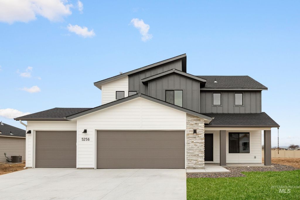 Photo of 896 NE Trailridge St, Mountain Home, ID 83647 (MLS # 98981843)