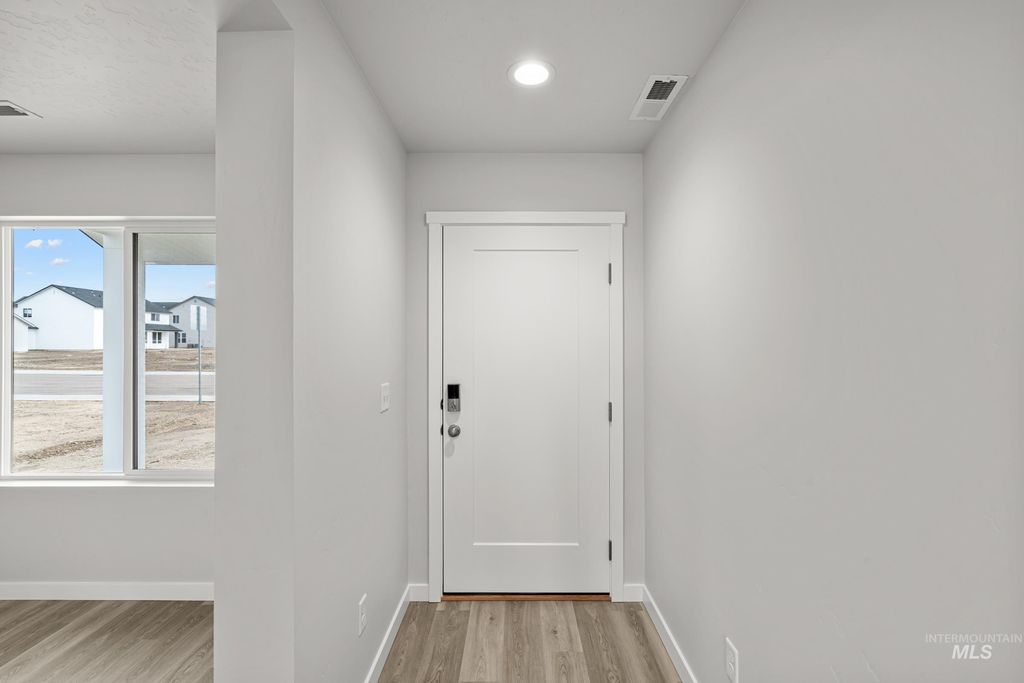 Photo of 896 NE Trailridge St, Mountain Home, ID 83647 (MLS # 98981843)