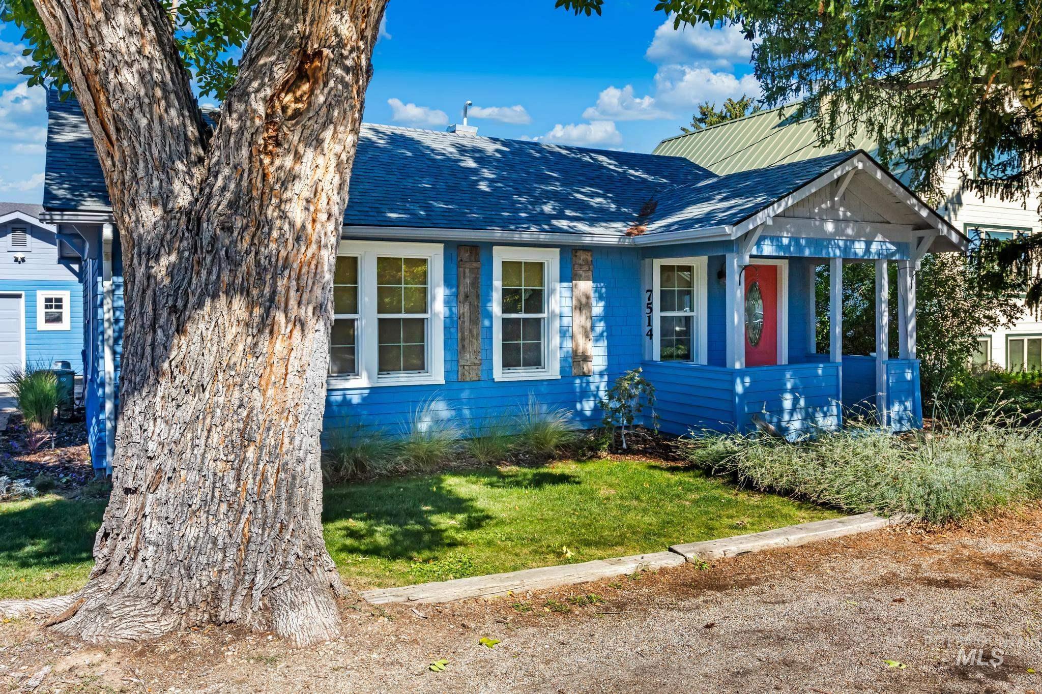 View of front of home featuring a front lawn and roof with shingles