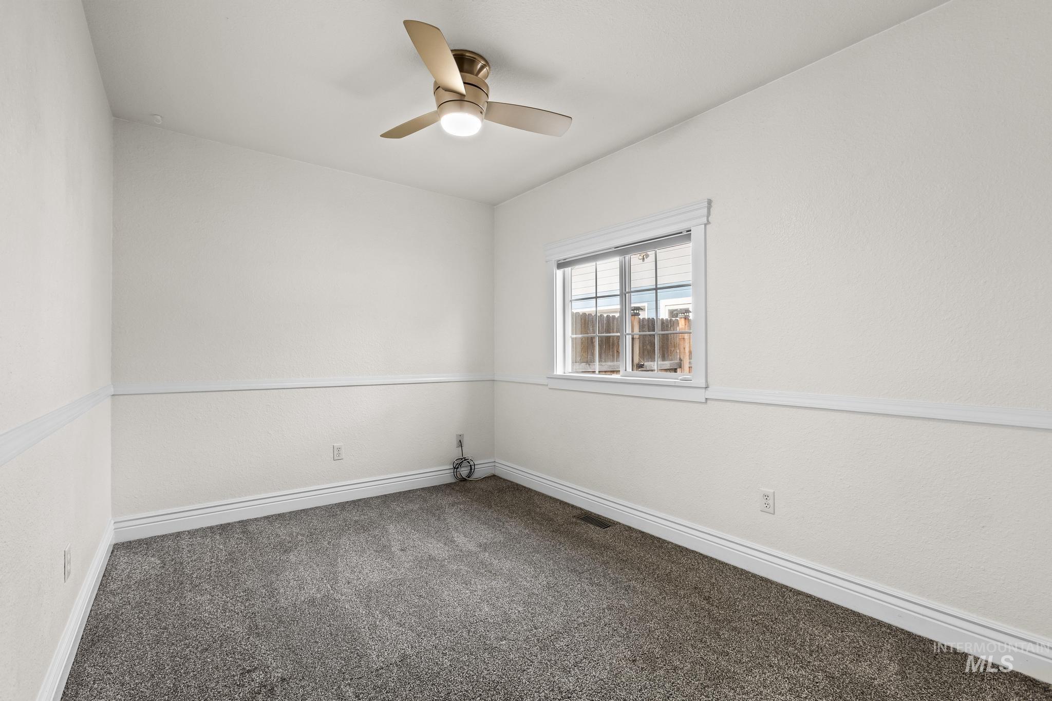 Unfurnished room with carpet and ceiling fan