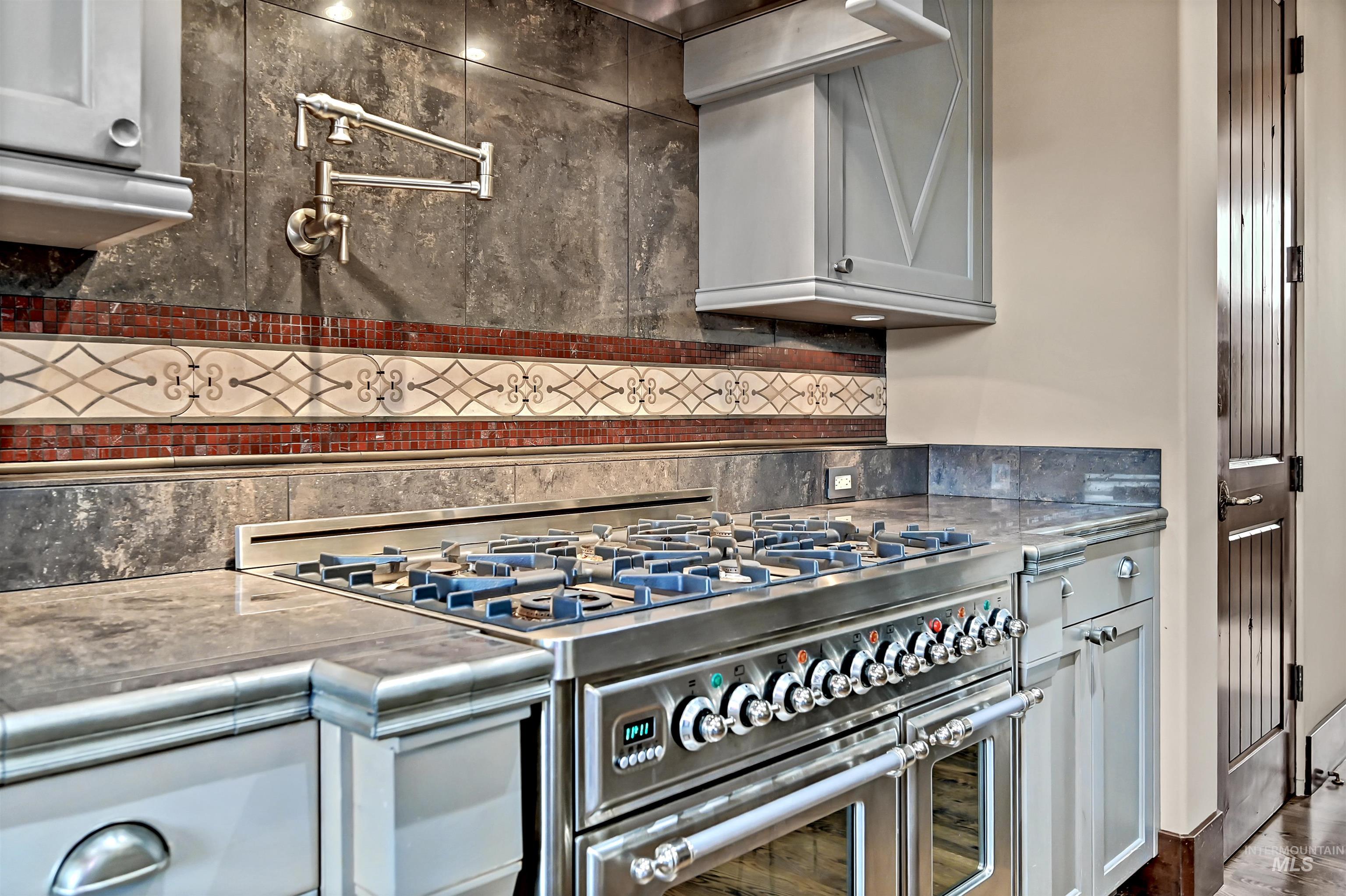 Kitchen with range with two ovens and decorative backsplash