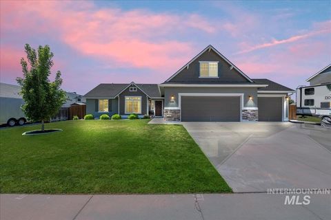 Photo of 645 SW Nugget St, Mountain Home, ID 83647 (MLS # 98965411)