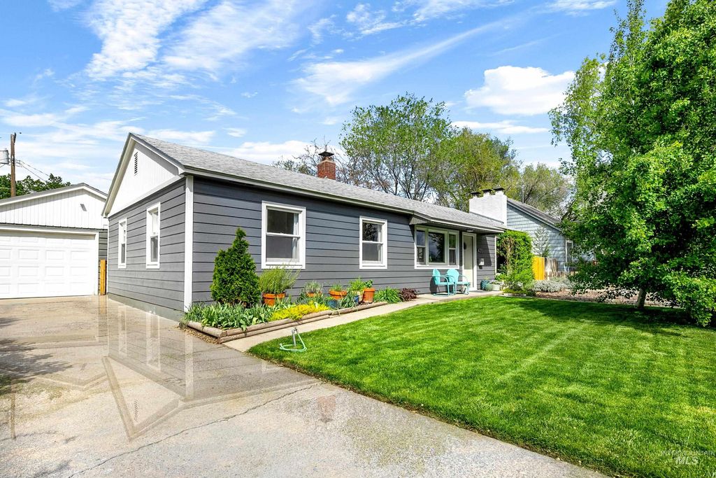 Photo of 435 N 9th East, Mountain Home, ID 83647 (MLS # 98984004)