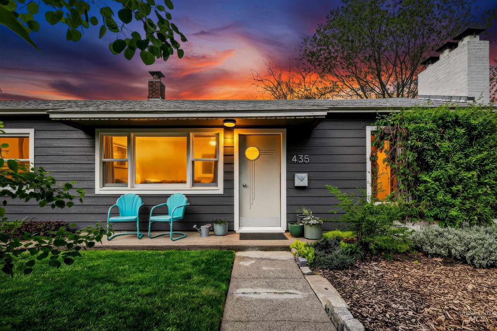 Photo of 435 N 9th East, Mountain Home, ID 83647 (MLS # 98984004)