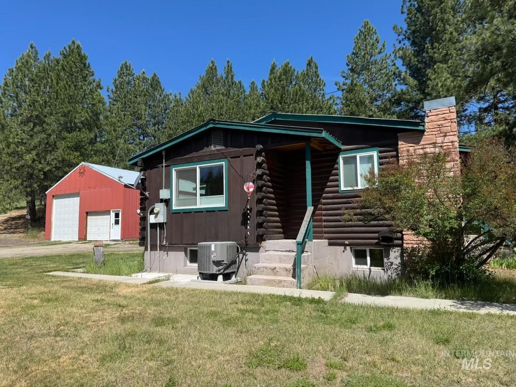 Photo of 643 S Main Street, Cascade, ID 83611 (MLS # 98980524)