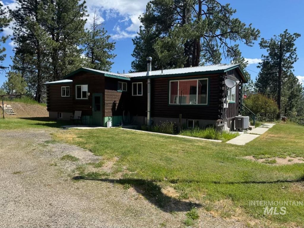 Photo of 643 S Main Street, Cascade, ID 83611 (MLS # 98980524)