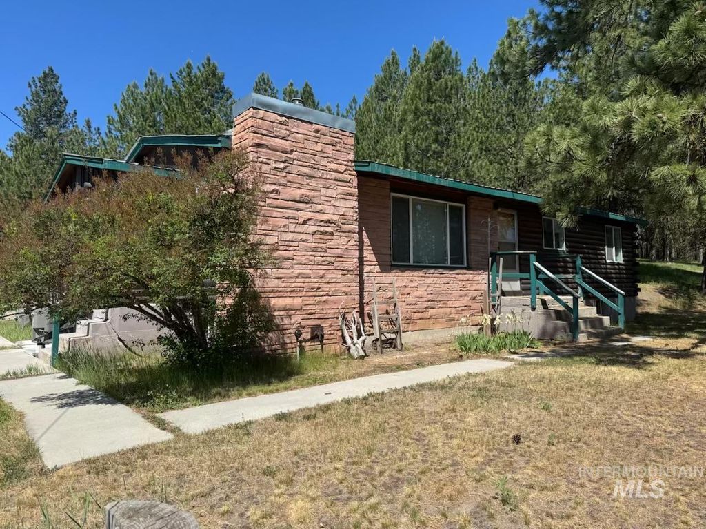 Photo of 643 S Main Street, Cascade, ID 83611 (MLS # 98980524)