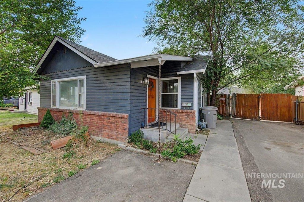 Photo of 215 Shoshone Ave, Nampa, ID 83651 (MLS # 99000684)