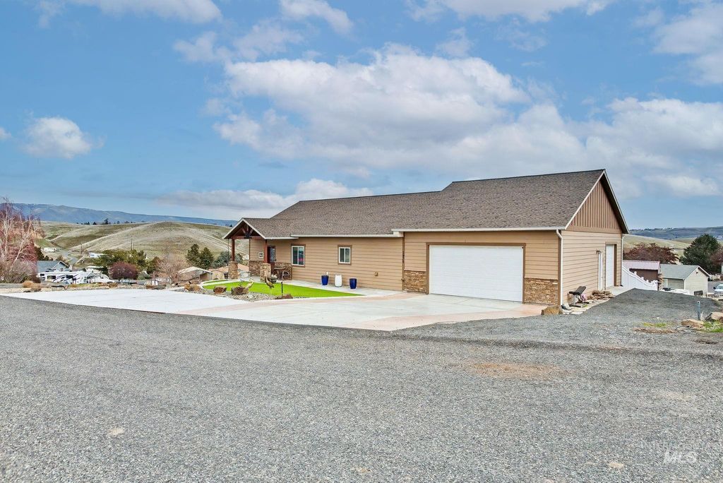 Photo of 3435 Chukar Ln, Clarkston, WA 99403 (MLS # 98975240)