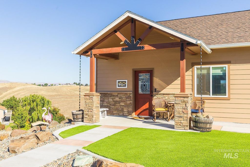 Photo of 3435 Chukar Ln, Clarkston, WA 99403 (MLS # 98975240)