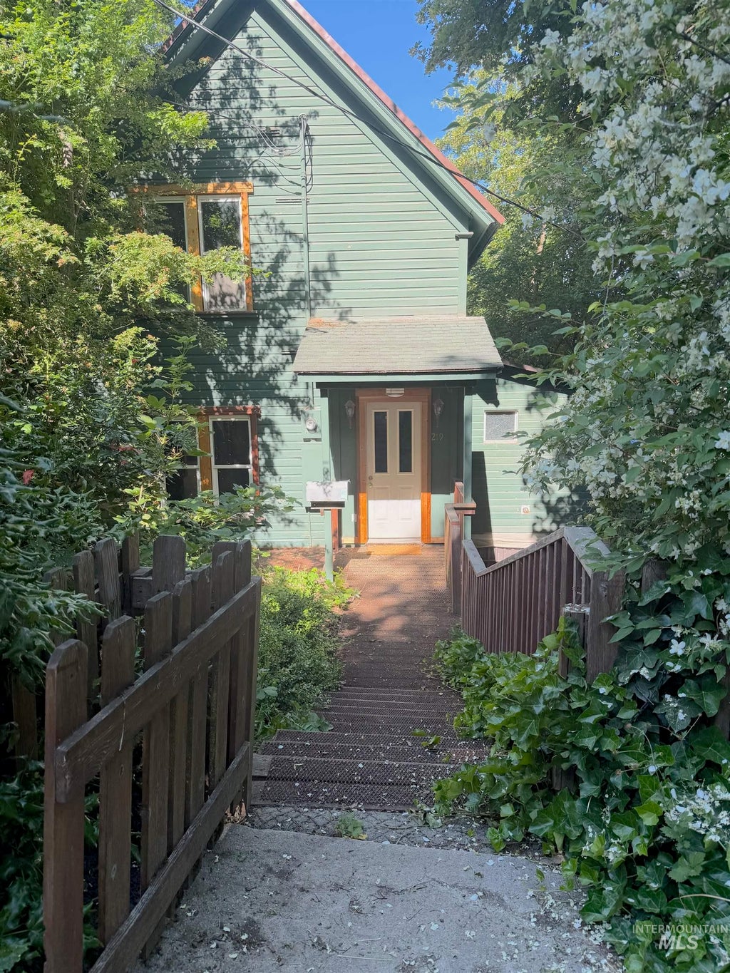 Photo of 219 N Washington St, Moscow, ID 83843 (MLS # 98992335)