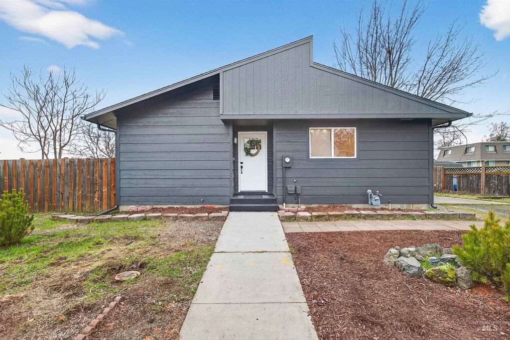 Photo of 2922 Garfield Street, Lewiston, ID 83501 (MLS # 98972446)