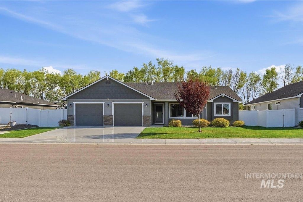 Photo of 260 Stagecoach Ave, Fruitland, ID 83619 (MLS # 98981669)