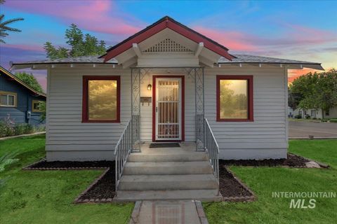 Photo of 1024 10th Ave S Ave, Nampa, ID 83651 (MLS # 98953435)