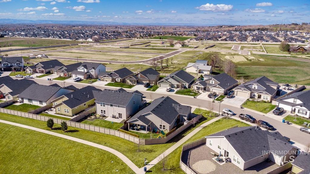 Photo of 3094 N Greengate Way, Star, ID 83669 (MLS # 98977373)