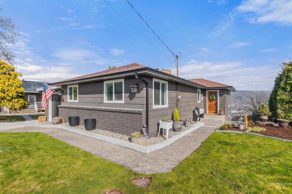 Photo of 1744 Valleyview Drive, Clarkston, WA 99403 (MLS # 98979953)