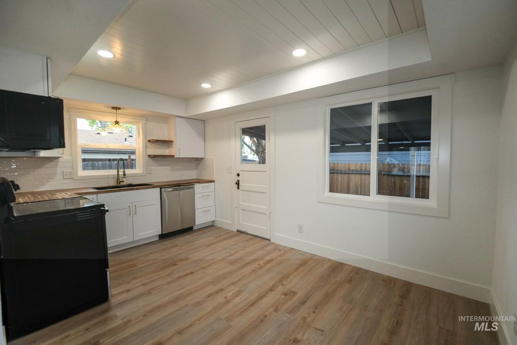 Photo of 124 S Maple St, Nampa, ID 83686 (MLS # 98984352)