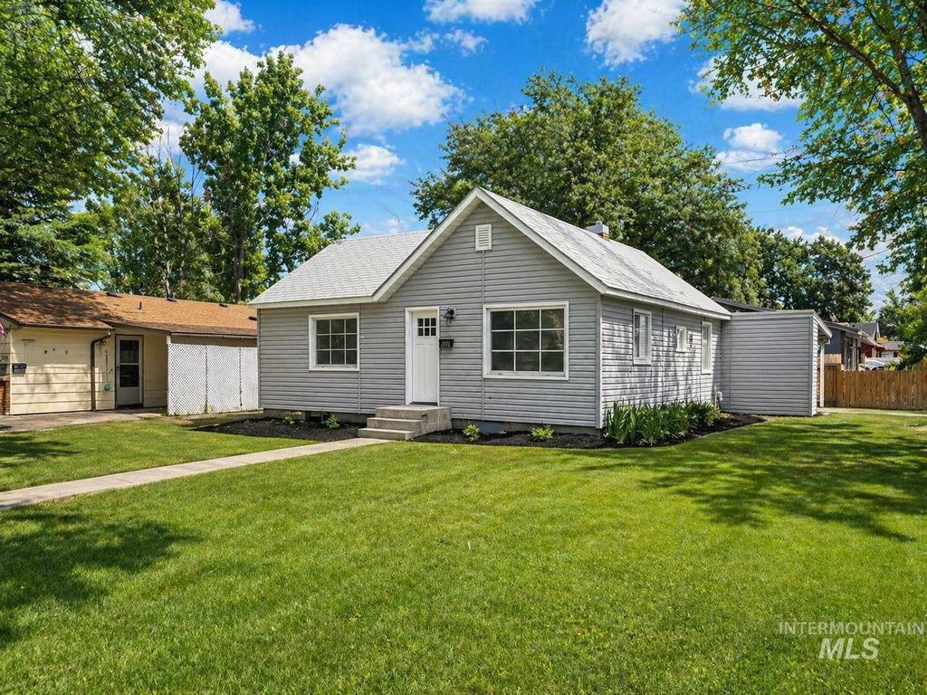 Photo of 124 S Maple St, Nampa, ID 83686 (MLS # 98984352)