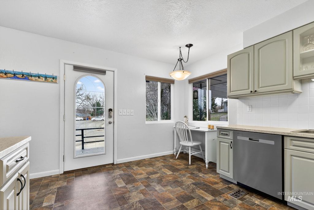 Photo of 313 Sunrise Dr, Payette, ID 83661 (MLS # 98975901)